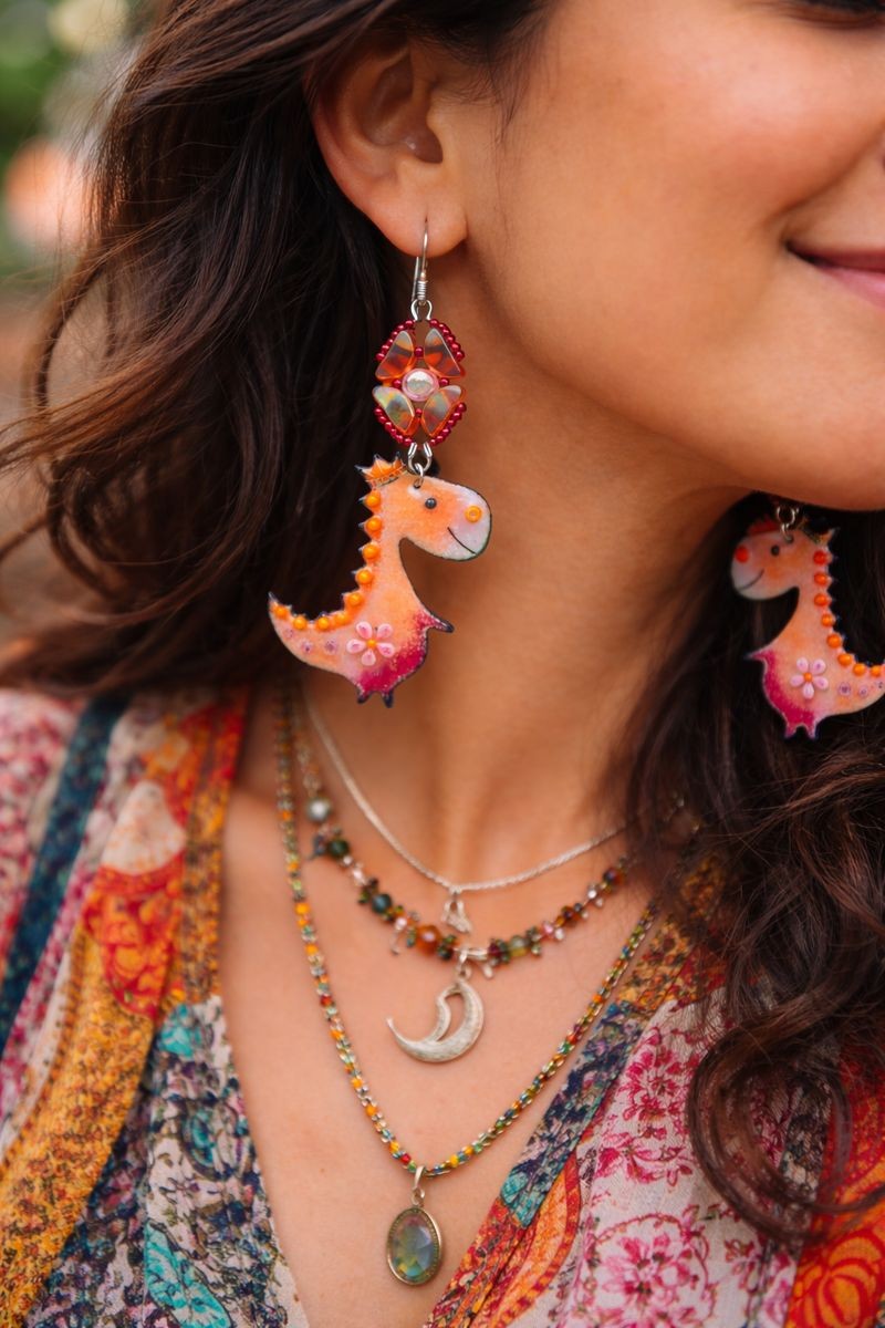 Koningsdag oorbellen met oranje emaille draken en sterling zilver - 113636 Exclusief & Koninglijk, statement draken oorbellen in oranje emaille en sterling zilver.