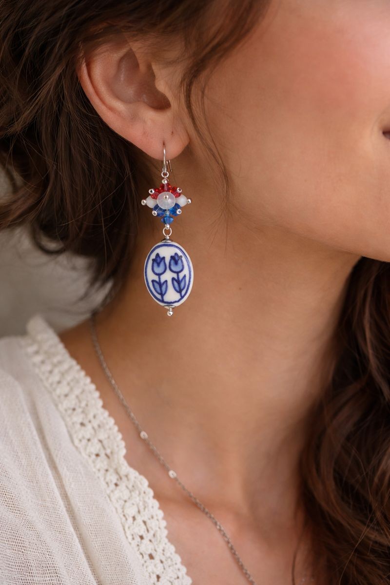 Swarovski Kristallen Oorbellen met Delfts Blauwe Tulp – Eerbetoon a… - 113637 Cultuur & tradietie, Swarovski kristallen oorbellen met Delfts blauwe tulp