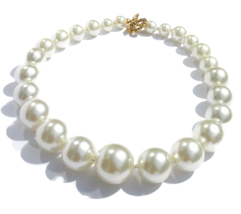 Trendy halsketting, écru glasparels en acrylparels. Handgeregen kett… - 152349 Trendy halsketting, écru glasparels en acrylparels. Handgeregen ketting, grote écru kralen, goudkleurige kapittelsluiting.