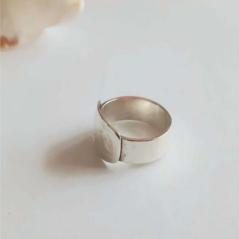 Unieke zilveren ring met gehamerde zegel