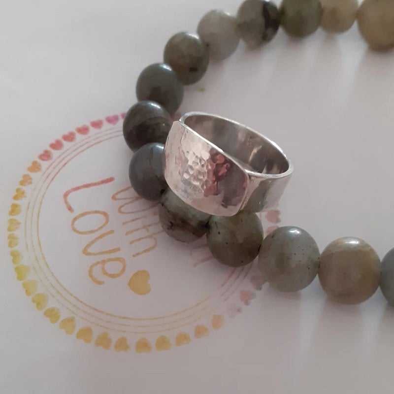 Unieke zilveren ring met gehamerde zegel