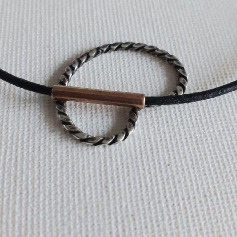 Zilveren Pompeblêd hanger, aan zwart rubber koord - 75580.jpeg Zilveren Pompeblêd hanger, aan zwart rubber koord