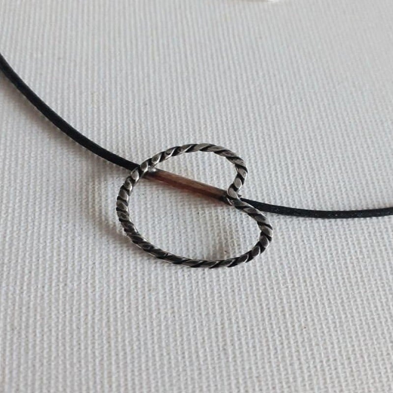 Zilveren Pompeblêd hanger, aan zwart rubber koord - 75584.jpeg Zilveren Pompeblêd hanger, aan zwart rubber koord