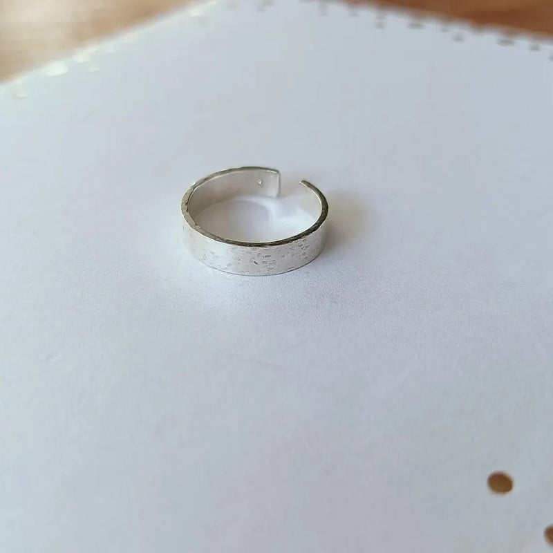 Birch collection, open zilveren ring met blauwe saffier