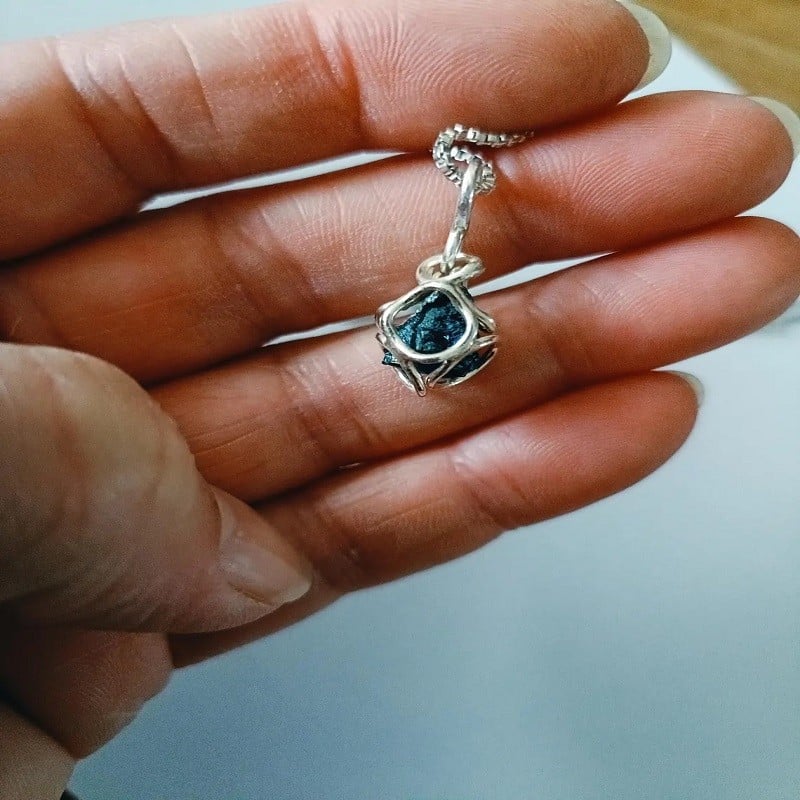 Zilveren hanger met blauwe Regenboog amethist - 76143.jpeg Zilveren hanger met regenboog amethist