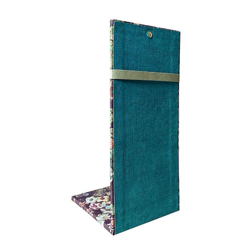 Handgemaakt gedenkaltaar in paars bloempatroon