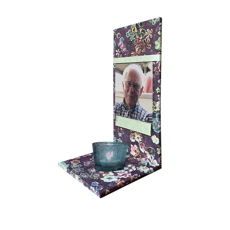 Handgemaakt gedenkaltaar in paars bloempatroon