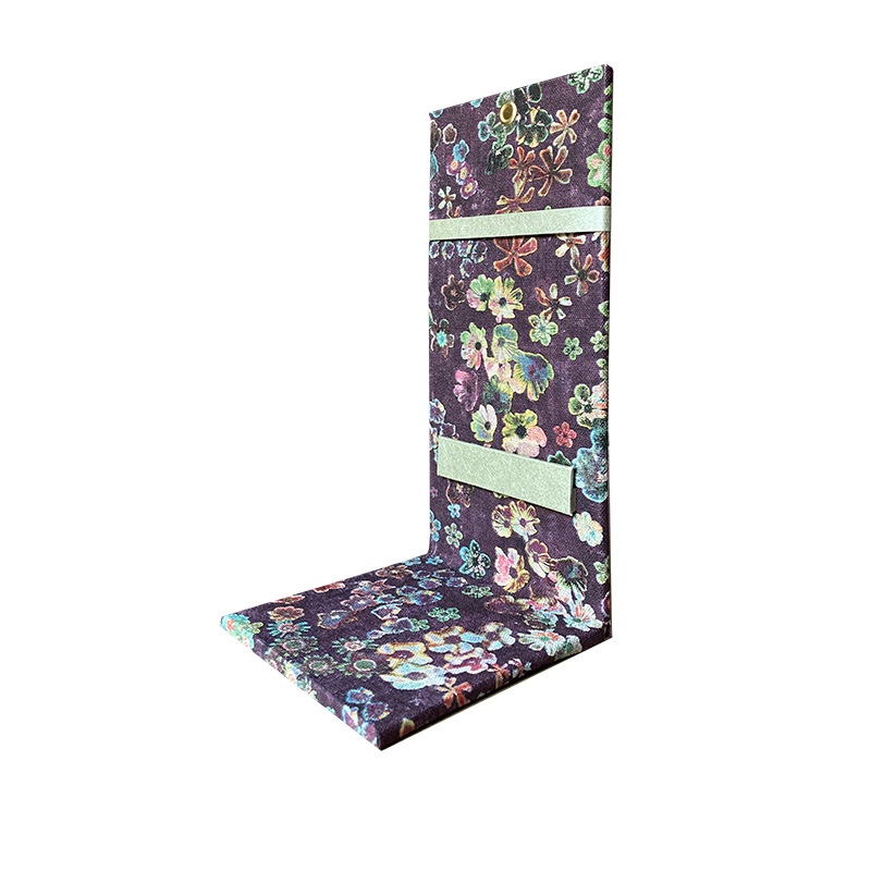 Handgemaakt gedenkaltaar in paars bloempatroon