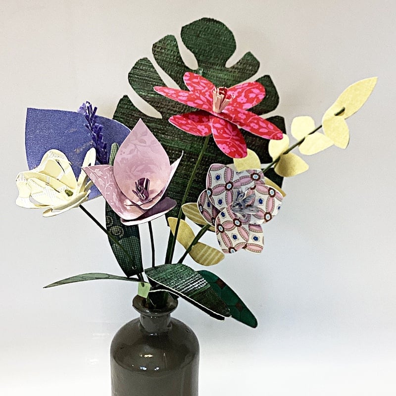 blauwe bloemen - 93200 Boeket papieren bloemen met monstera blad