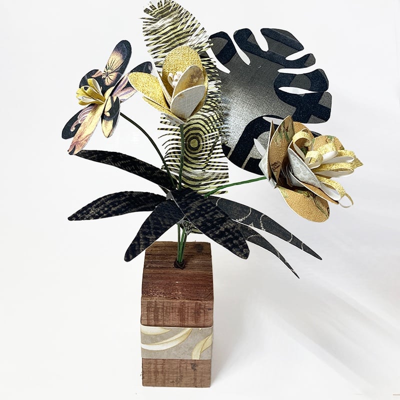 bloemstuk op hout in geel en zwart