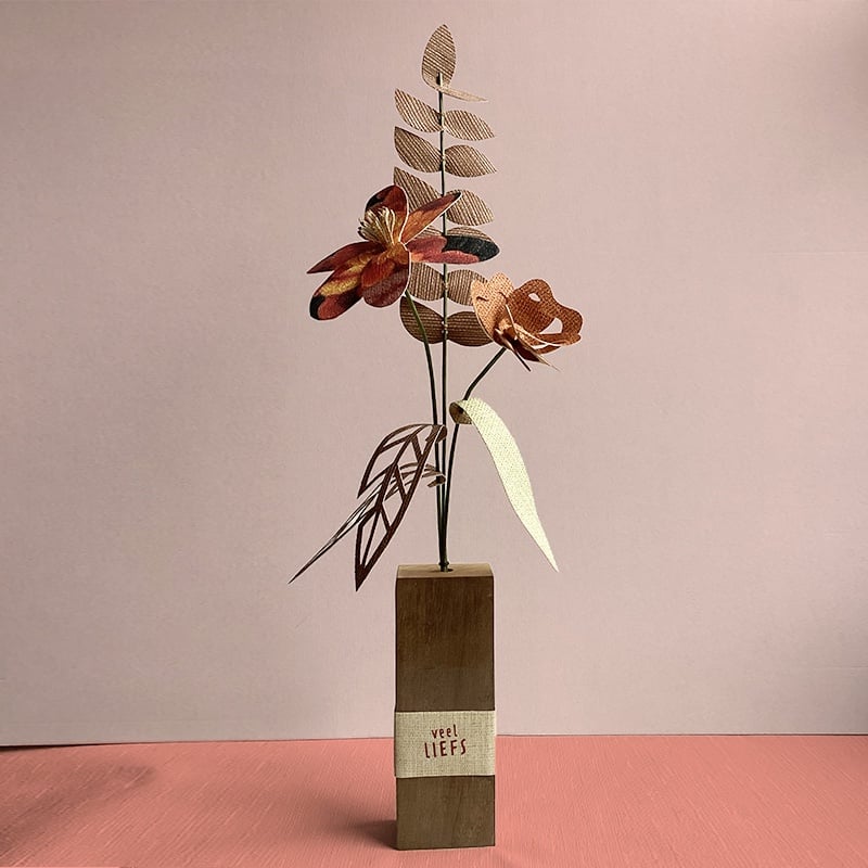 Herfstboeket van papieren bloemen met houten vaas