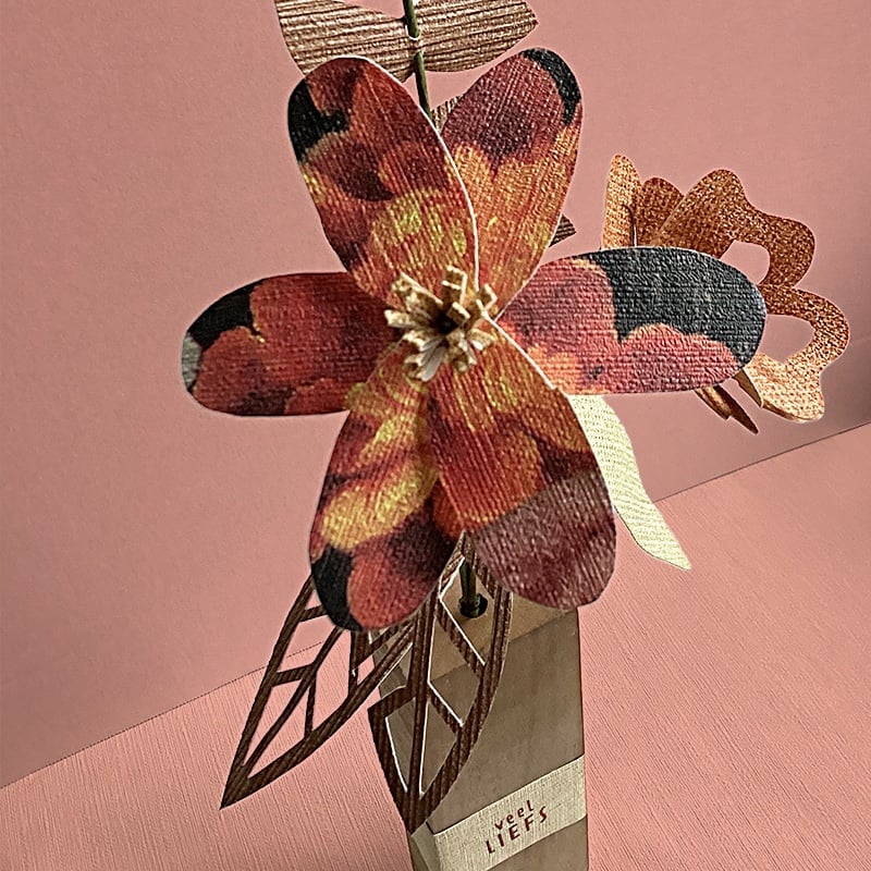 Herfstboeket van papieren bloemen met houten vaas