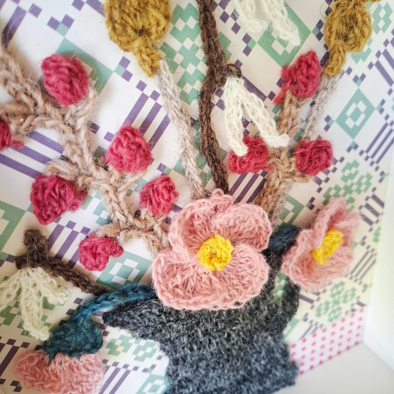 Gehaakte bloemen lijst – Handgemaakte wanddecoratie met vaas (23x28 cm, 100% wol)