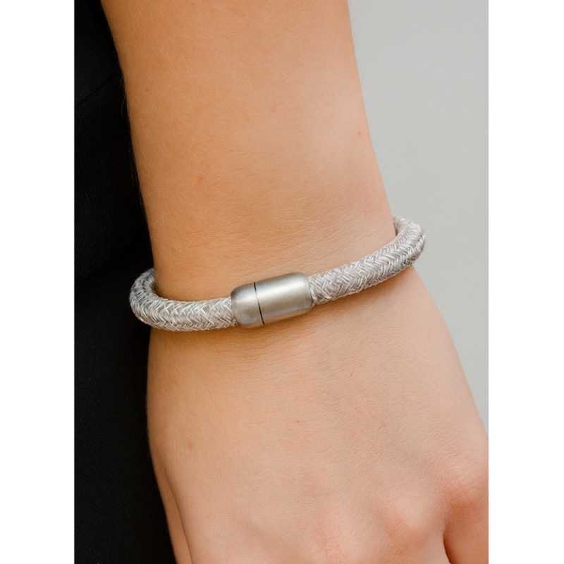 Wyre. | armband | lichtgrijs | magneetsluiting | 8mm