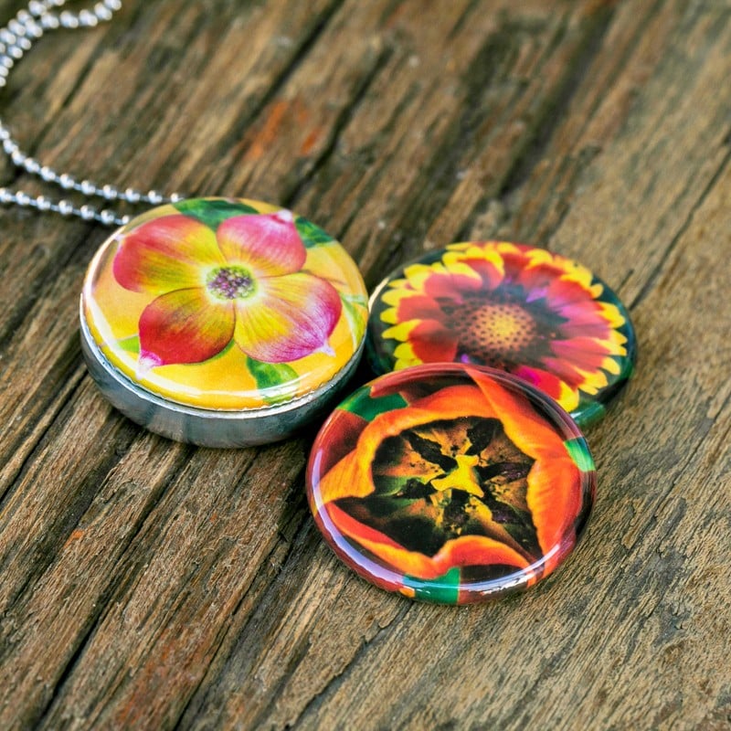 Fotomedaillon ketting/medaillon ketting met close up bloemen  foto`s in rood geel en oranje. Roest vrij stalen ketting,rvs medaillon,roestvrij staal medaillon. Voor het dicht bij je dragen van je favoriete foto.