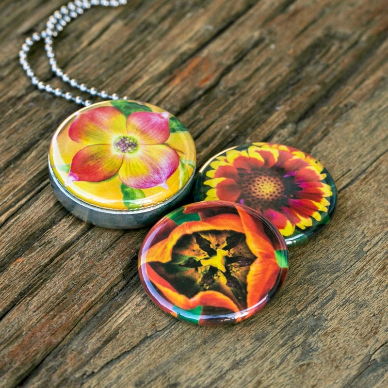 Fotomedaillon ketting/medaillon ketting met close up bloemen  foto`s in rood geel en oranje. Roest vrij stalen ketting,rvs medaillon,roestvrij staal medaillon. Voor het dicht bij je dragen van je favoriete foto.