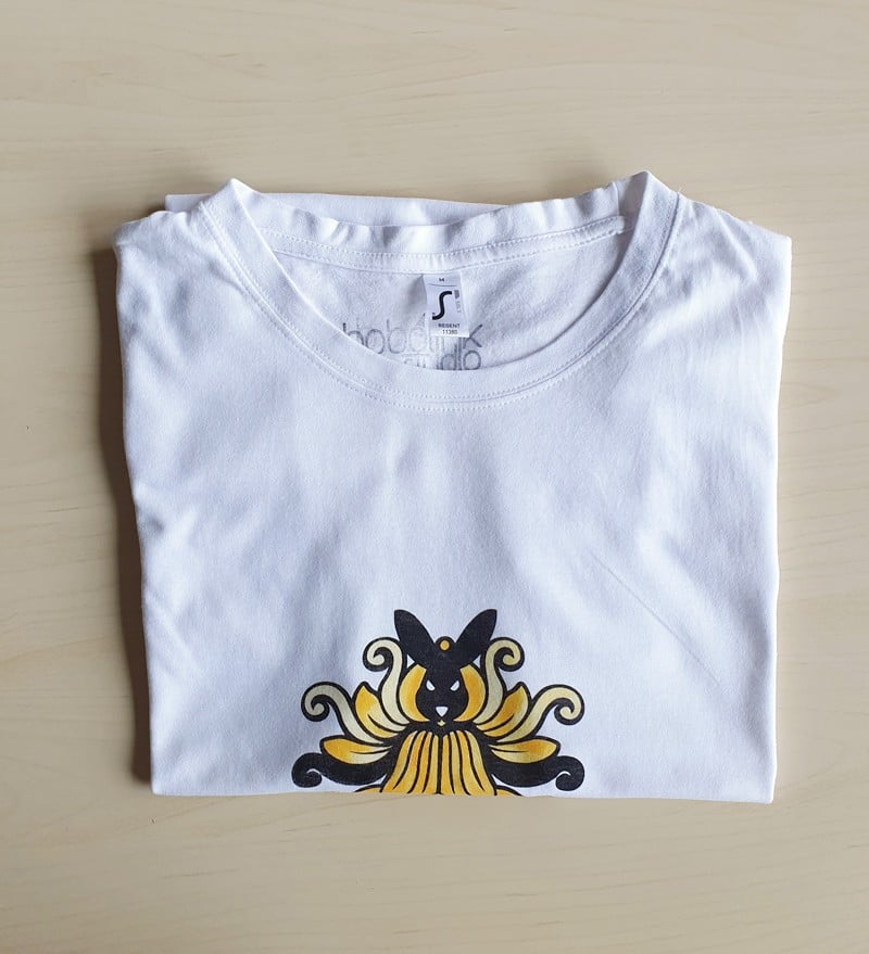 Hand bedrukt wit katoenen t-shirt, zwart konijn en gele bloem design… - 136569 Hand bedrukt wit katoenen t-shirt, zwart konijn en gele bloem design, men's, medium