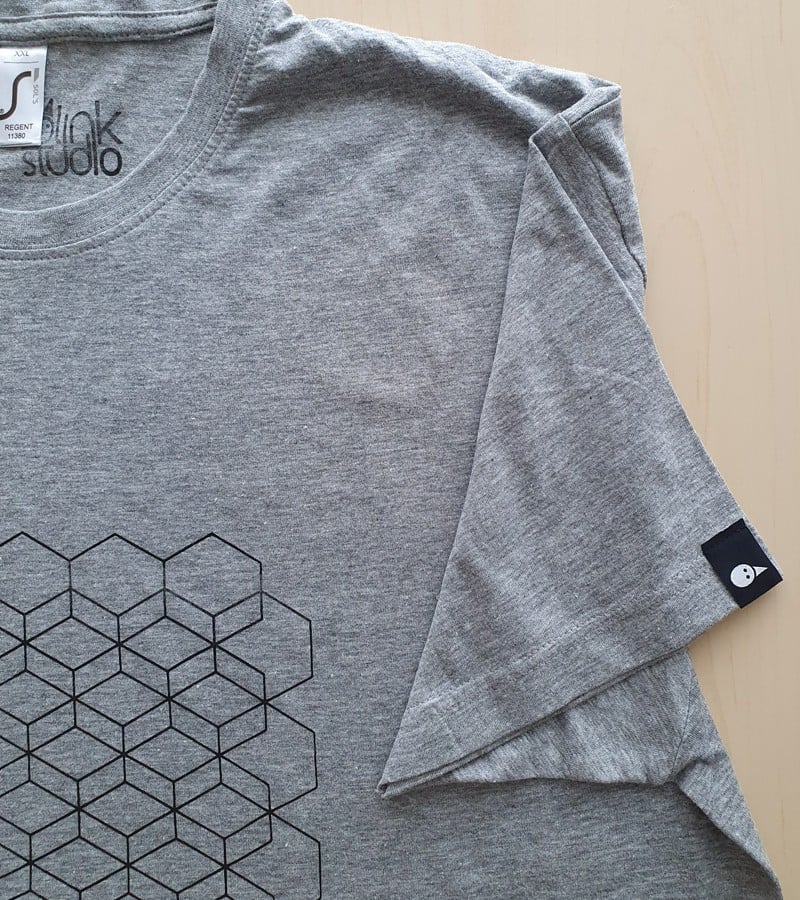 Hand bedrukt grijs katoenen-viscose t-shirt, zwart bijenkorf design, … - 136800 Hand bedrukt grijs katoenen-viscose t-shirt, zwart bijenkorf design, men's, medium