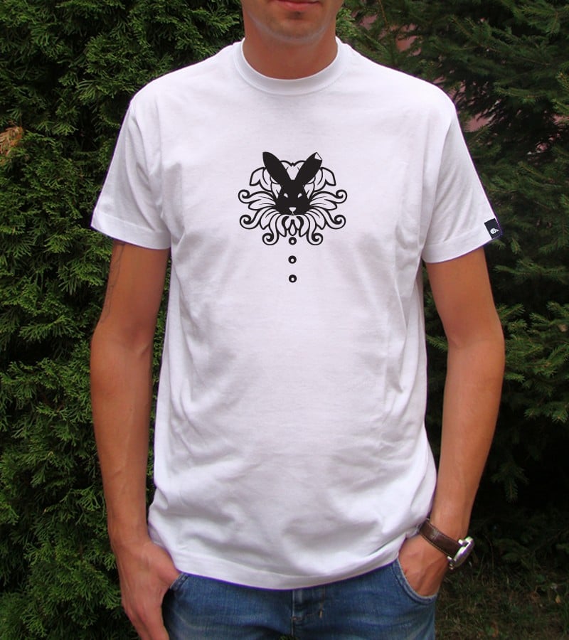 Hand bedrukt wit katoen t-shirt, zwart konijn en bloem design, men's,… - 136700 Hand bedrukt wit katoen t-shirt, zwart konijn en bloem design, men's, large