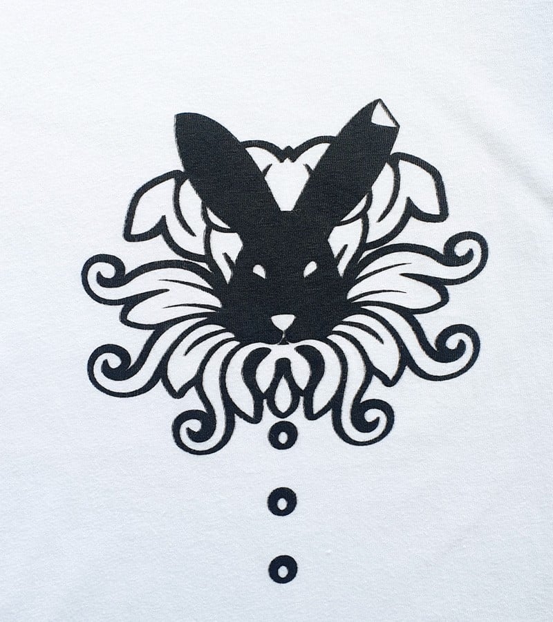 Hand bedrukt wit katoen t-shirt, zwart konijn en bloem design, men's,… - 136701 Hand bedrukt wit katoen t-shirt, zwart konijn en bloem design, men's, large