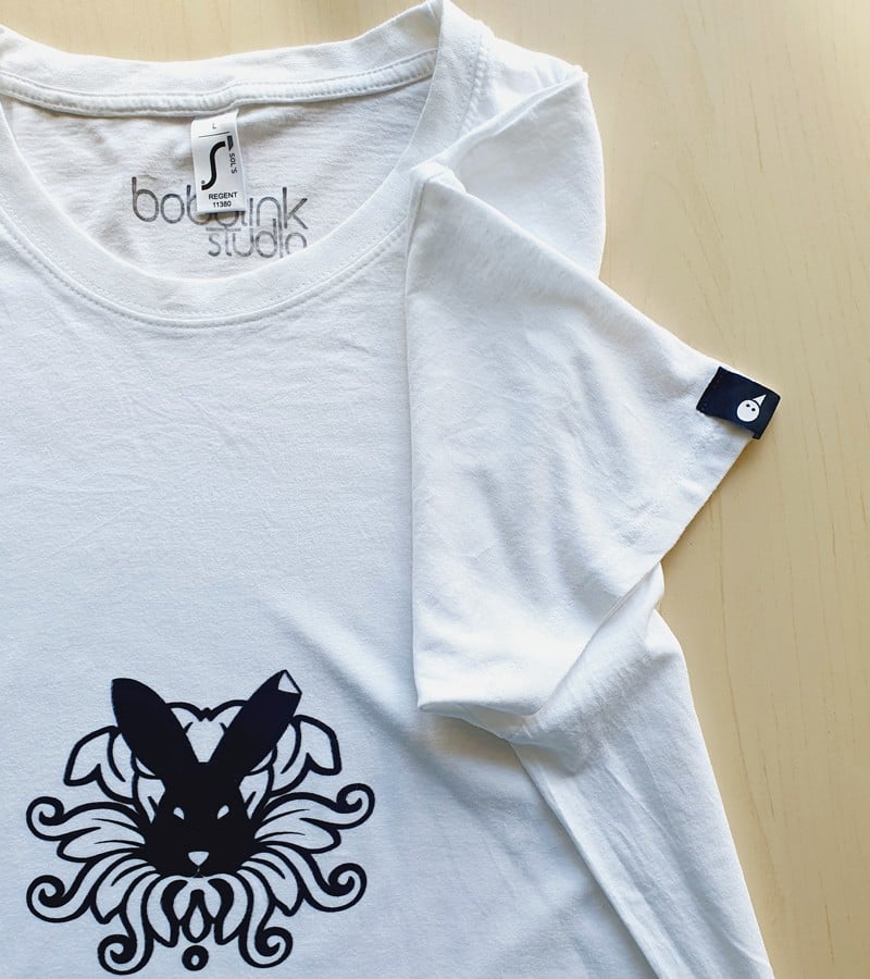 Hand bedrukt wit katoen t-shirt, zwart konijn en bloem design, men's,… - 136705 Hand bedrukt wit katoen t-shirt, zwart konijn en bloem design, men's, large