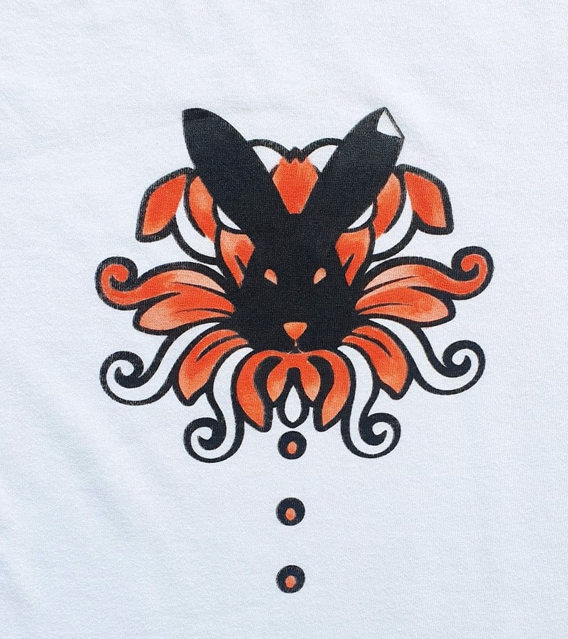 Hand bedrukt, wit katoen t-shirt, zwart konijn en rode bloem design, … - 136606 Hand bedrukt, wit katoen t-shirt, zwart konijn en rode bloem design, men's, extra large