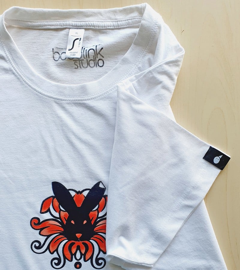 Hand bedrukt, wit katoen t-shirt, zwart konijn en rode bloem design, … - 136607 Hand bedrukt, wit katoen t-shirt, zwart konijn en rode bloem design, men's, extra large