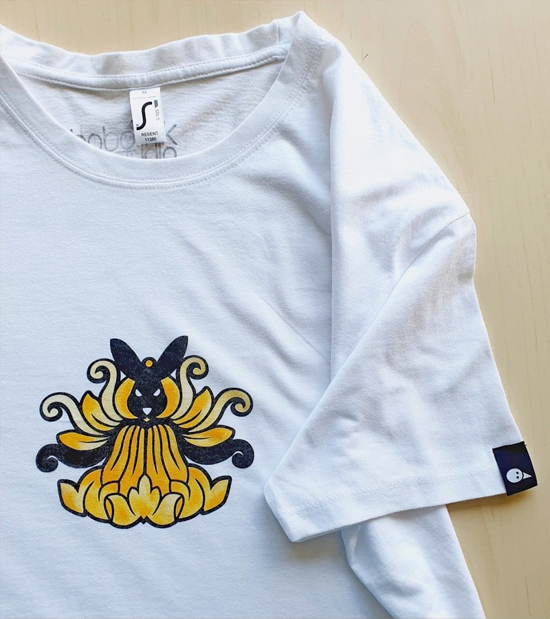 Hand bedrukt wit katoenen t-shirt, zwart konijn en gele bloem design… - 136568 Hand bedrukt wit katoenen t-shirt, zwart konijn en gele bloem design, men's, medium