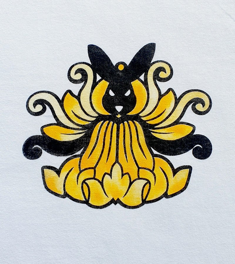 Hand bedrukt wit katoenen t-shirt, zwart konijn en gele bloem design… - 136608 Hand bedrukt wit katoenen t-shirt, zwart konijn en gele bloem design, men's, medium