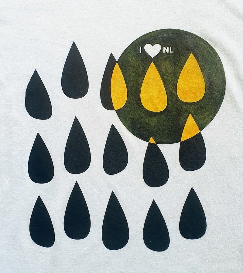 Hand bedrukt wit katoenen t-shirt, zwarte en gele regendruppels desig… - 136776 Hand bedrukt wit katoenen t-shirt, zwarte en gele regendruppels design, "I love NL", men's, large