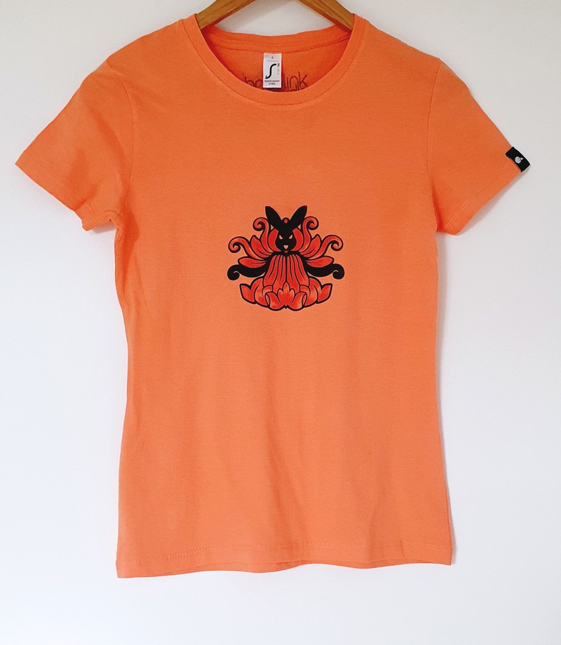 Hand bedrukt orange katoenen t-shirt, zwart konijn en rode bloem desi… - 139030 Hand bedrukt oranje katoenen t-shirt, zwart konijn en rode bloem design, women's, small