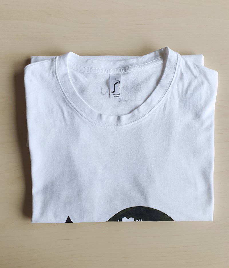 Hand bedrukt wit katoenen t-shirt, zwarte en gele regendruppels desig… - 136773 Hand bedrukt wit katoenen t-shirt, zwarte en gele regendruppels design, "I love NL", men's, large