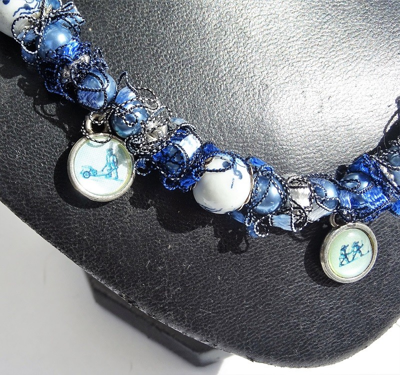 Delftsblauwe ketting met bloemenkralen en oud-Hollandse bedels - 148450 Delftsblauwe ketting met bloemenkralen en oud-Hollandse bedels