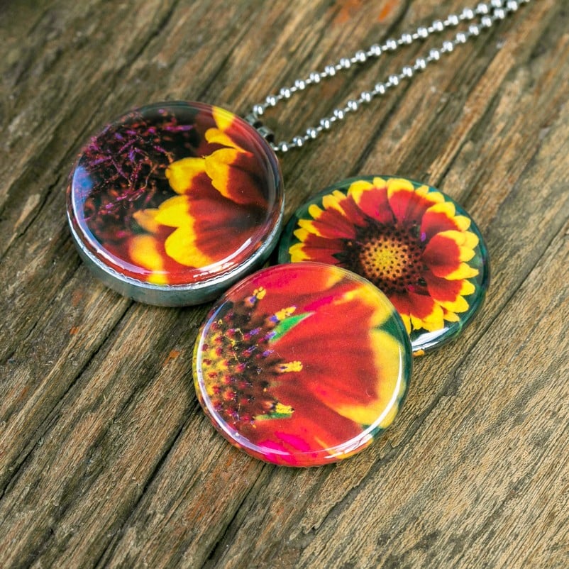 Fotomedaillon ketting/medaillon ketting met close up bloemen foto`s … - 111152 Fotomedaillon ketting/medaillon ketting met close up bloemen foto`s in rood geel en oranje. Roest vrij stalen ketting,rvs medaillon,roestvrij staal medaillon. Binnenin het medaillon komt je favoriete foto!