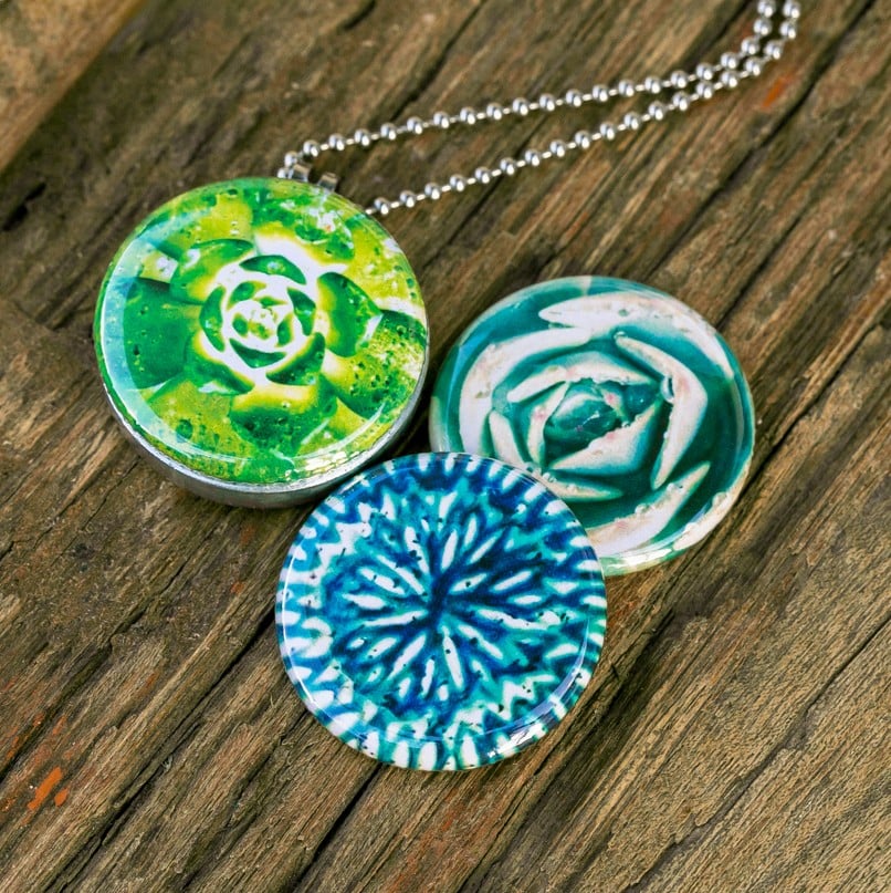 Roestvrij stalen foto medaillon ketting, met afbeeldingen in groen bl… - 111134 Roestvrij stalen foto medaillon ketting, met afbeeldingen in groen blauwe tinten. Rvs/roesvrij stalen fotomedaillon. Voor het dicht bij je dragen van je favoriete foto.