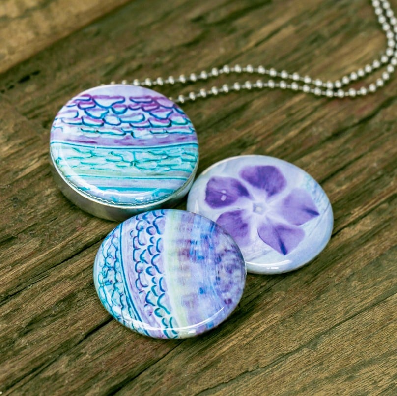 Fotomedaillon in aqua blauw en zacht paarse tinten. Rvs/roesvrij stal… - 111113 Fotomedaillon in aqua blauw en zacht paarse tinten. Rvs/roesvrij stalen fotomedaillon. Voor het dicht bij je dragen van je favoriete foto.