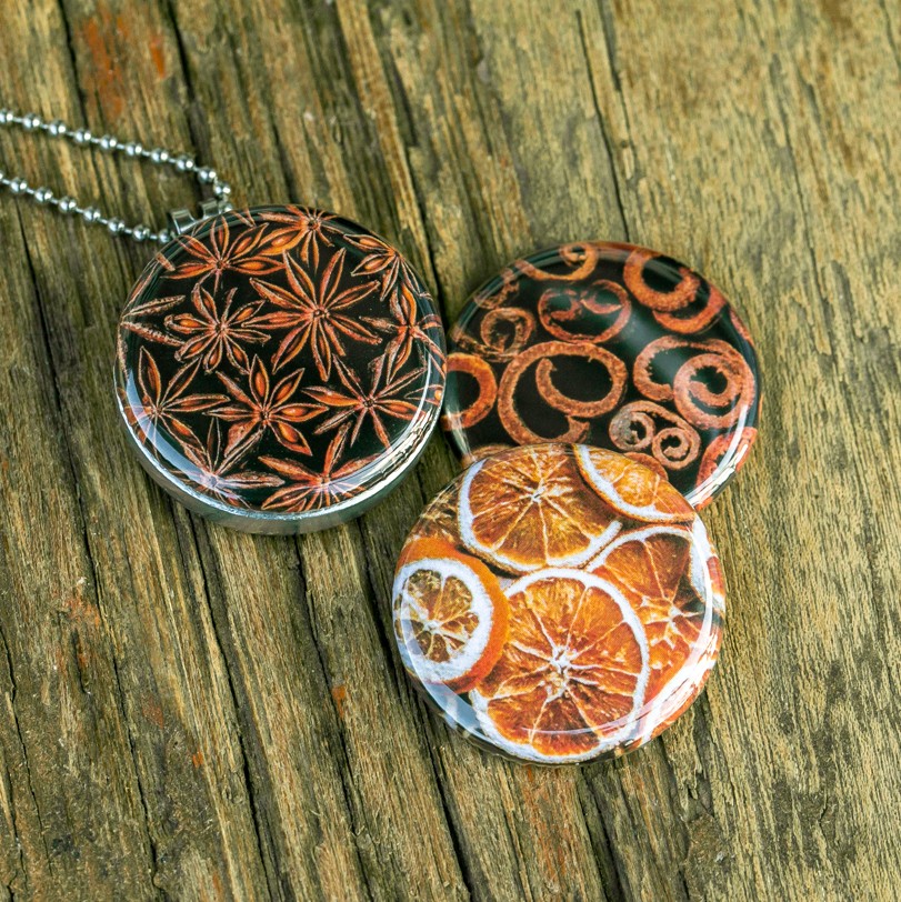Medaillon met steranijs,sinasappel en kaneel. Roest vrij stalen ketting,rvs medaillon,roestvrij staal medaillon.