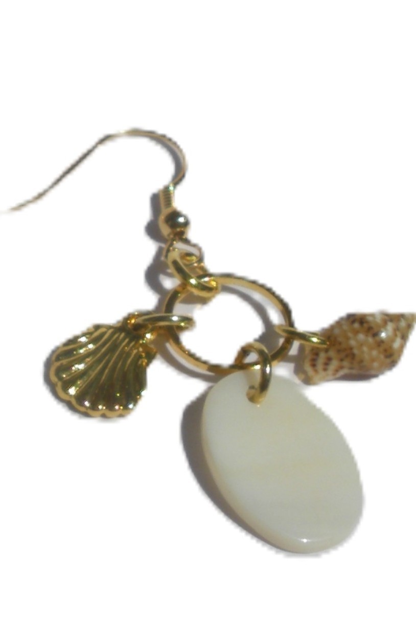 Oorhaken met ring waaraan 1 witte schelpbedel en 2 goudkleurige metal… - 143389 Oorhaken met ring waaraan 1 witte schelpbedel en 2 goudkleurige metalen schelpbedels zijn bevestigd. Handgemaakte oorbellen, Ibiza oorhanger