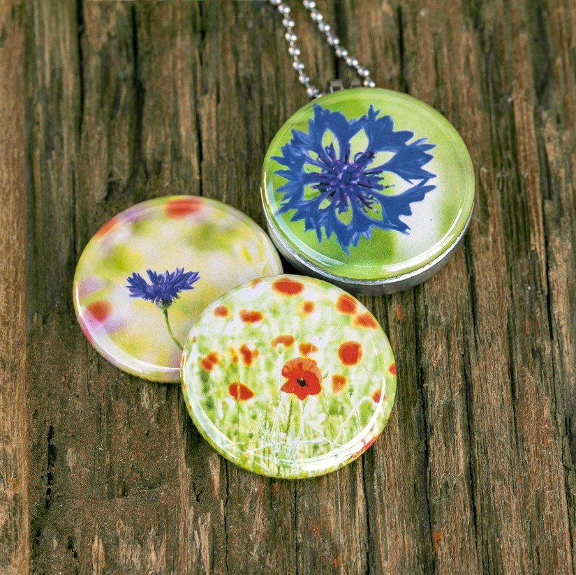 Foto medaillon ketting met 3 verschillende verwisselbare voorkanten met foto`s van klaprozen en korenbloemen.