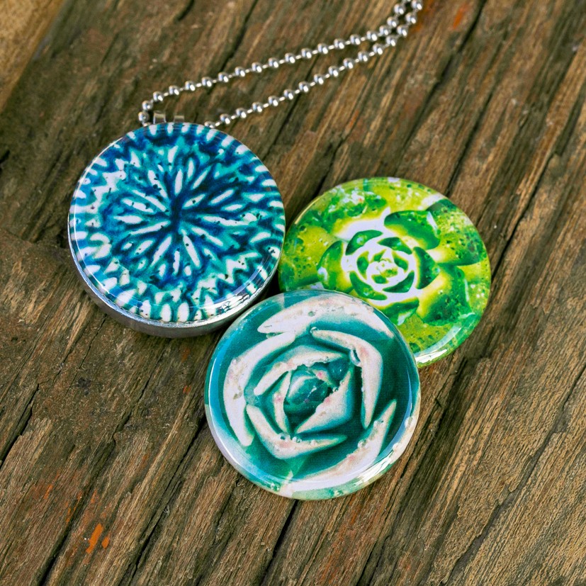 Roestvrij stalen foto medaillon ketting, met afbeeldingen in groen bl… - 111133 Roestvrij stalen foto medaillon ketting, met afbeeldingen in groen blauwe tinten. Rvs/roesvrij stalen fotomedaillon. Voor het dicht bij je dragen van je favoriete foto.