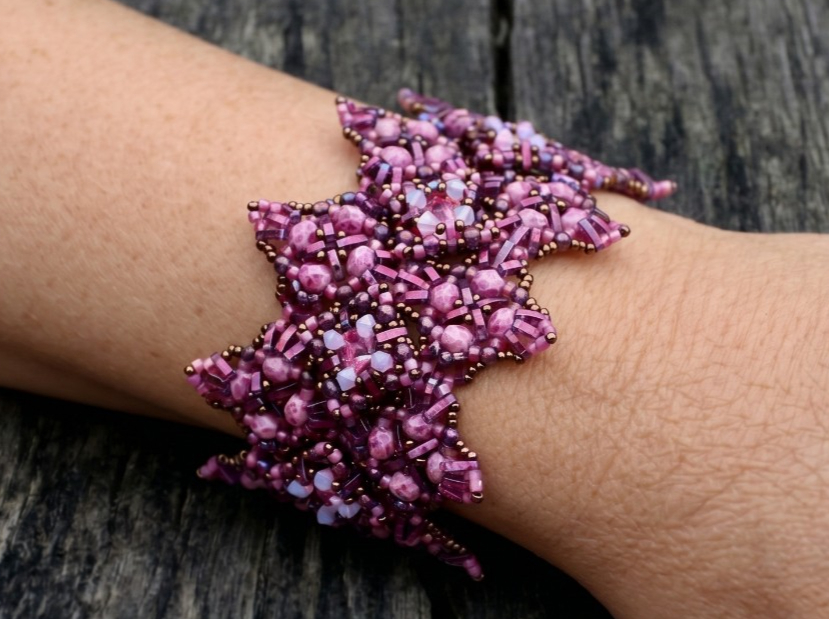 Handegemaakte Byzantijnse kralenarmband roz/ mauve/brons – Swarovsk… - 130891 Handegemaakte Byzantijnse kralenarmband roz/ mauve/brons – Swarovski & Miyuki armband met antiek zilveren sluiting