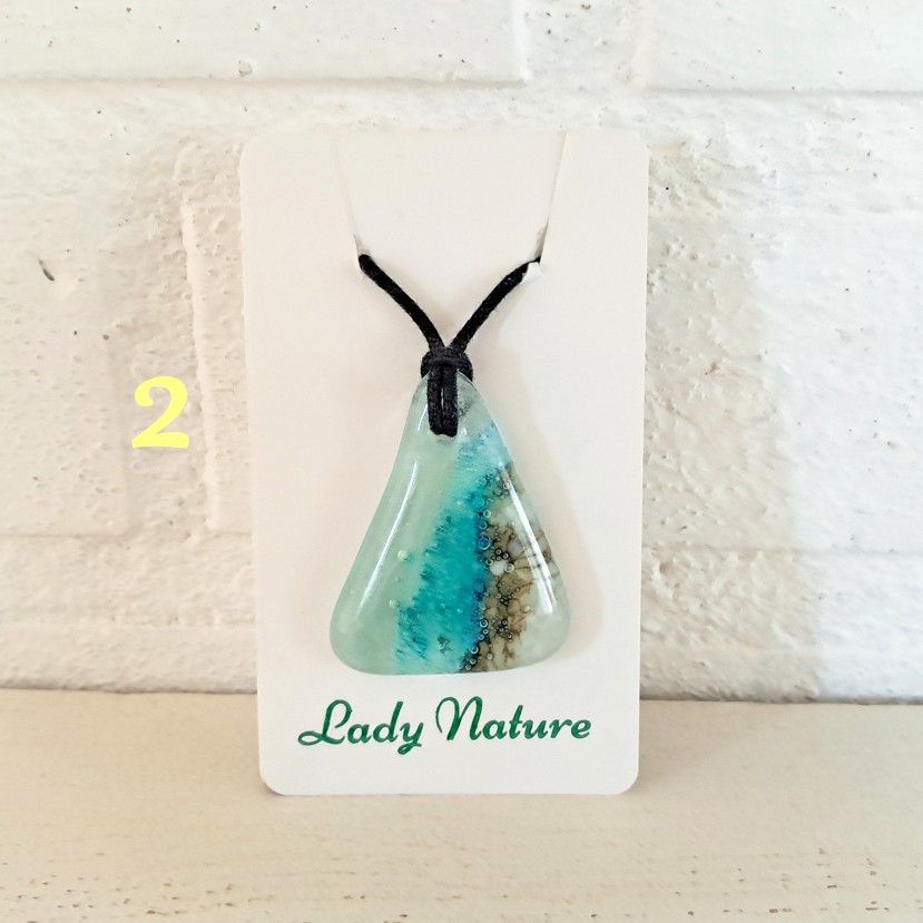 Kies 1 van de vijf glazen hangers. Oceaan - zee hanger ketting: handg… - 154763 Kies 1 van de vijf glazen hangers. Oceaan - zee hanger ketting: handgemaakt aqua blauw /creme wit glazen sieraad, op zee geïnspireerd.