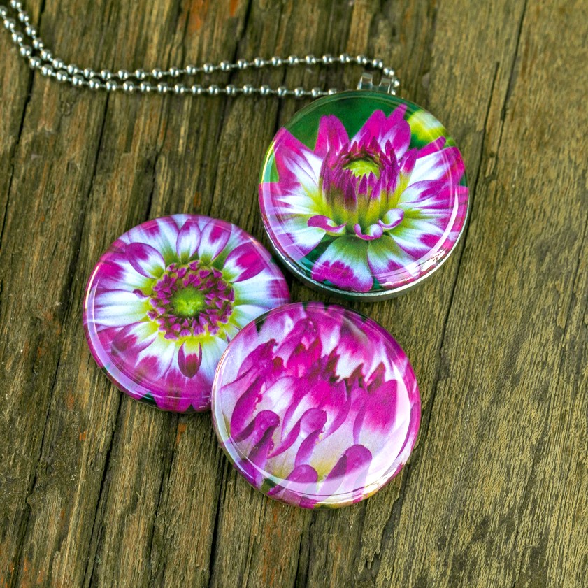 Fotomedaillon ketting/medaillon ketting met close up bloemen foto`s … - 111188 Wit roze dahlia. Dahlia bloemen.Dahlia ketting.Dahlia medaillon. Prachtige fotografie van roze,witte bloemen.Binnenin het medaillon komt je favoriete foto.