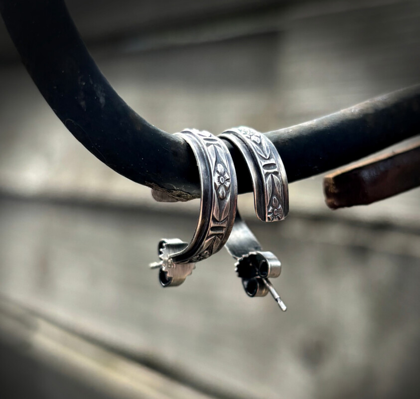 Handgemaakte sterling zilveren oorstekers – driekwart hoepel met vintage gravure