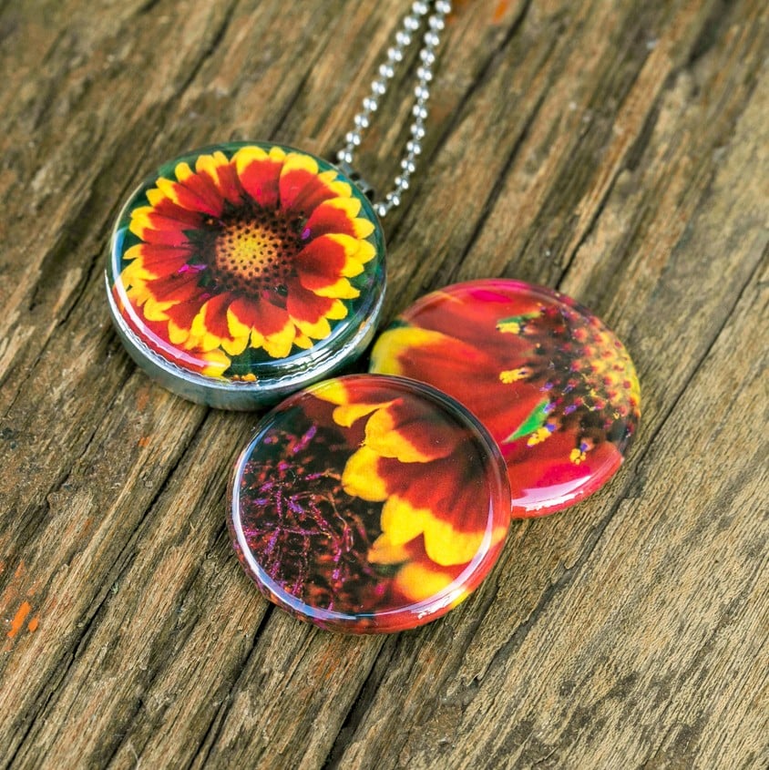 Fotomedaillon ketting/medaillon ketting met close up bloemen foto`s … - 111153 Fotomedaillon ketting/medaillon ketting met close up bloemen foto`s in rood geel en oranje. Roest vrij stalen ketting,rvs medaillon,roestvrij staal medaillon. Binnenin het medaillon komt je favoriete foto!