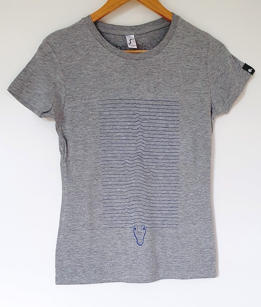 Hand bedrukt grijs katoenen-viscose t-shirt, krokodillen design, wome… - 139043 Hand bedrukt grijs katoenen-viscose t-shirt, blauw krokodillen design, women's, small
