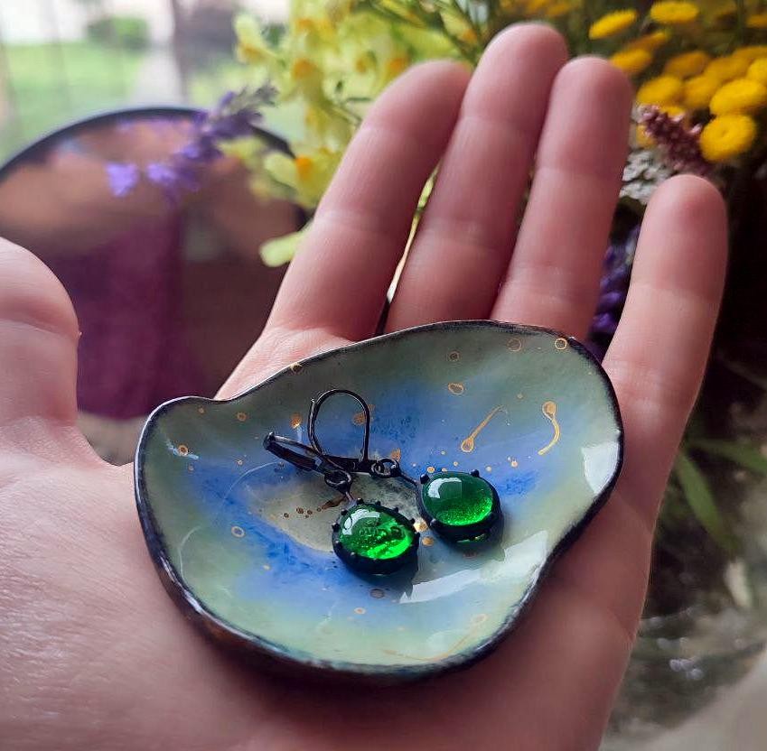 Handgemaakte druppeloorbellen met donkergroen en groen glas en zwart … - 142771 Handgemaakte druppeloorbellen met donkergroen en groen glas en zwart gepatineerd koper