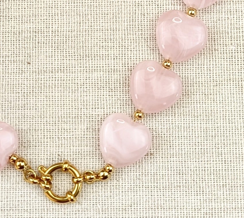 Statement ketting acryl voor dames, roze hartjes met strik