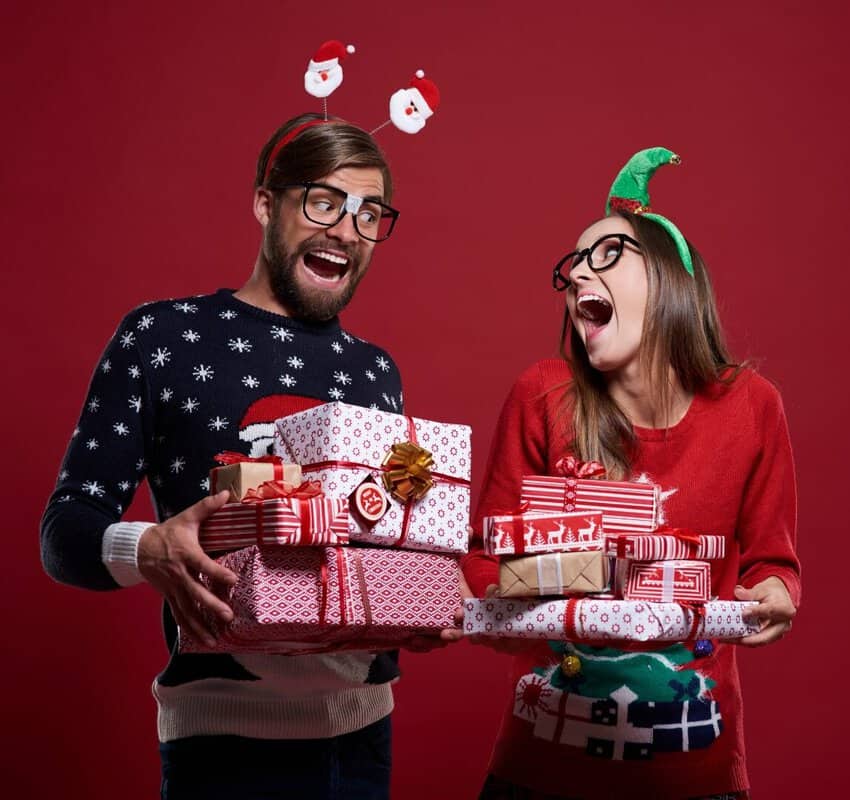 Lachende mensen met kerstcadeaus