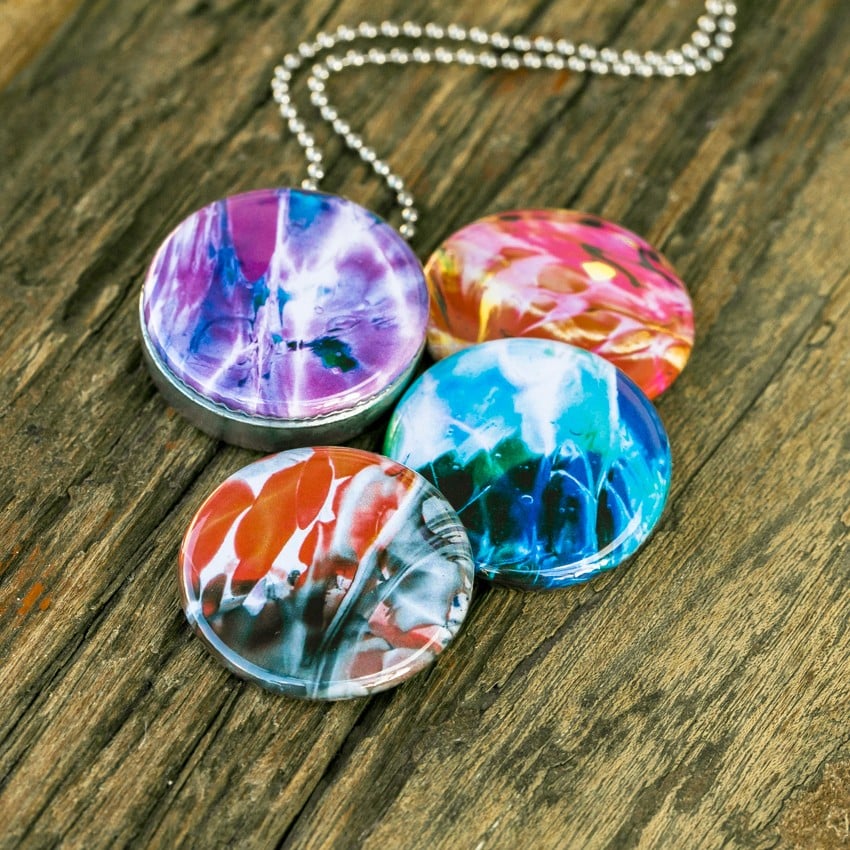 Foto medaillon ketting met 4 verschillende verwisselbare voorkanten met close up foto`s van glas in verschillende tinten,